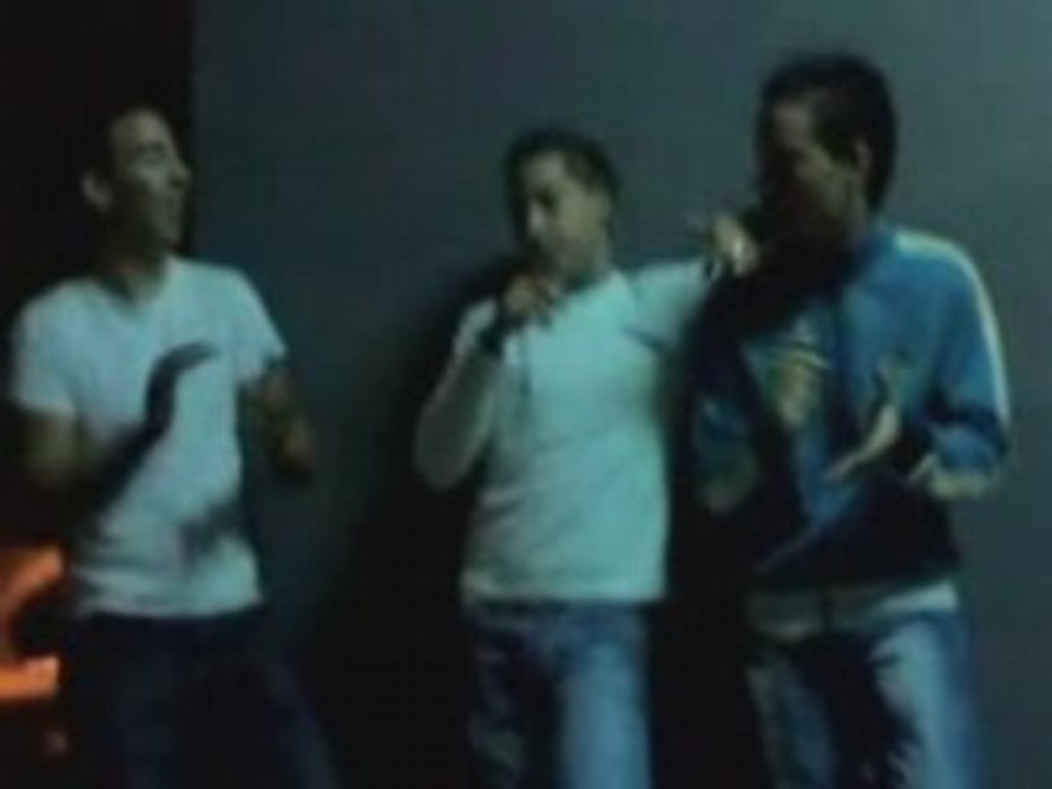 gitanos en la calle cantando