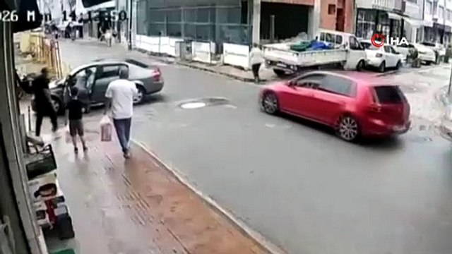 Direksiyon başında fenalaşan sürücü dehşet saçtı: Yayayı teğet geçip inşaata uçtu