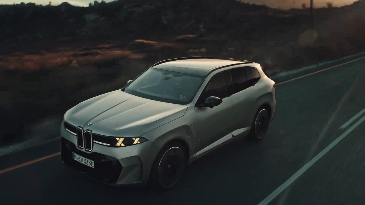 The new BMW X5 M60e xDrive Driving Video