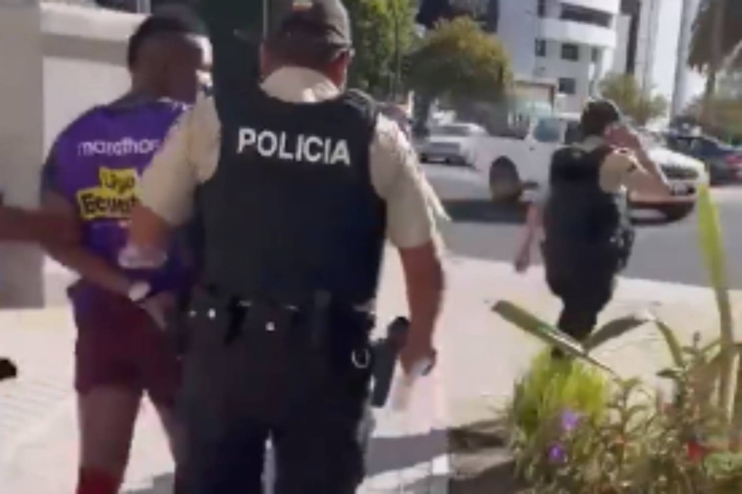 José Hernández, futbolista de Primera en Ecuador, es detenido cuando calentaba para jugar partido 