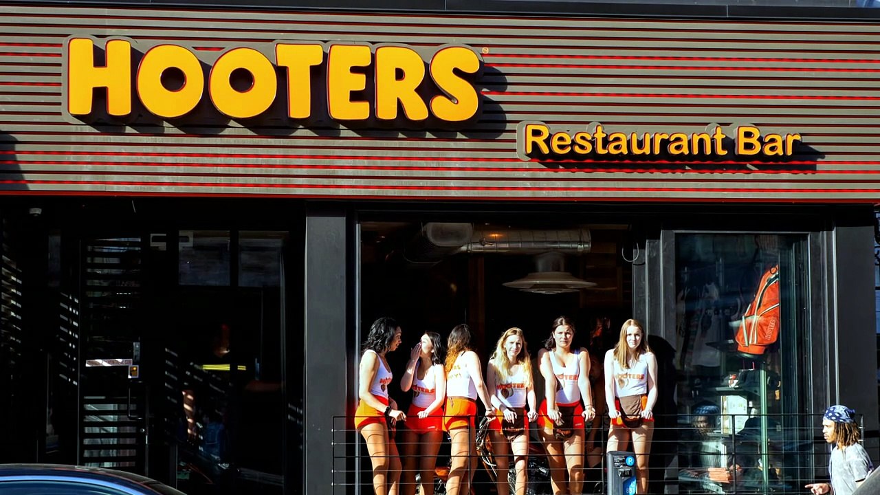 Lethally Blonde S02E06 Hooters Girl Gone