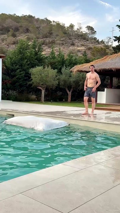 Ibrahimovic "spacca" in piscina: acrobazia top con la pallina da tennis