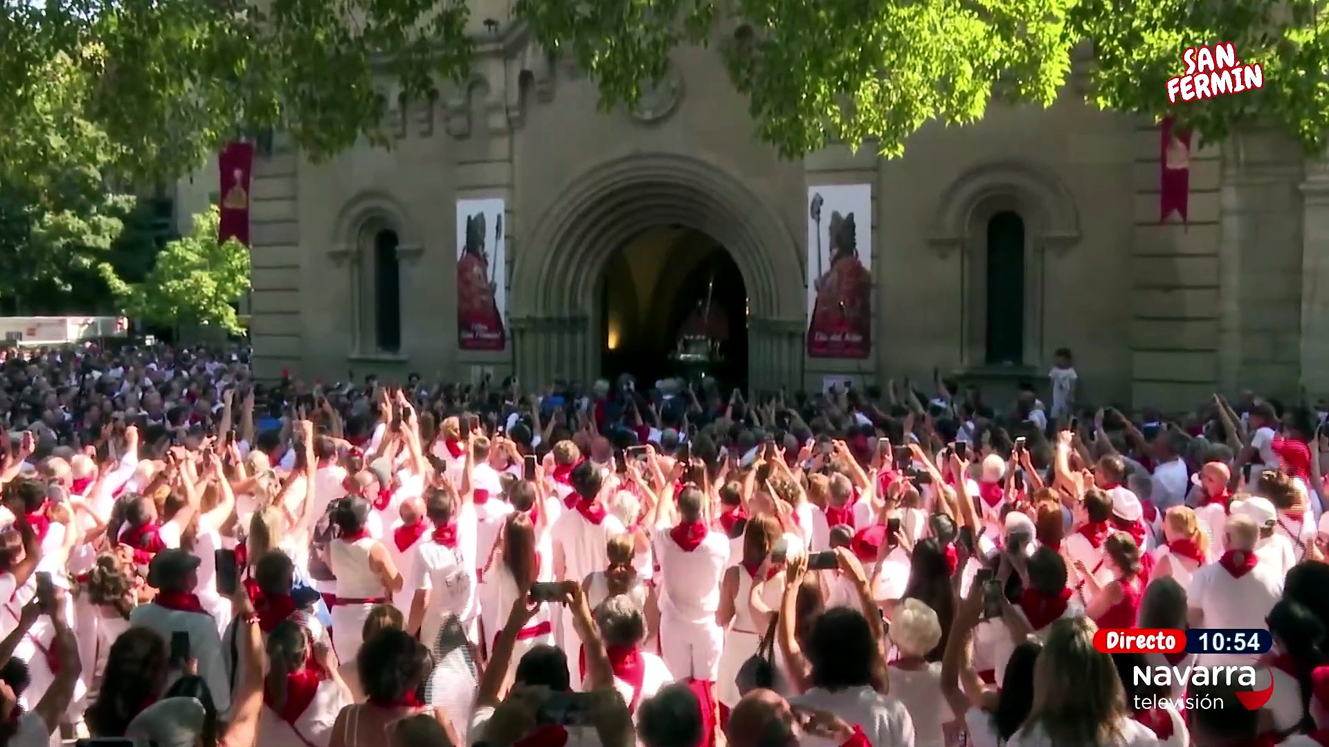 San Fermín sale de San Lorenzo arropado por los pamploneses