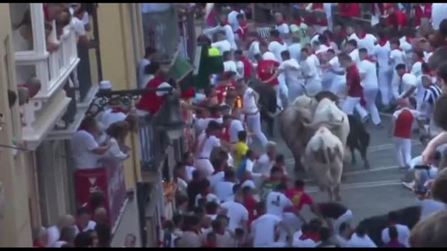 A Pamplona il primo encierro , l'annuale folle corsa dei tori