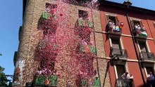 Lanzan pétalos de flores al paso de la imagen de San Fermín el 7 de julio