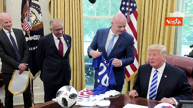 Infantino (Fifa) nel 2018 mostra a Trump i cartellini giallo e rosso nello Studio Ovale