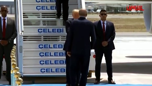 Vertice Nato, Donald Trump arrivato ad Ankara: lo accoglie Erdogan che lo tiene sotto braccio