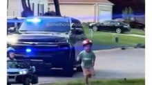 Meliante fugindo da polícia correndo, abandonando o carro e o cúmplice. 🚗🚗🚗🚗🚓🚓🚓🚓🧒🧒🧒🧒