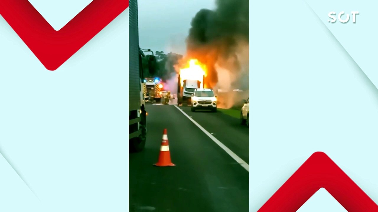 Incêndio destrói caminhão-cegonha com cerca de 10 carros e interdita a BR-277 em Céu Azul