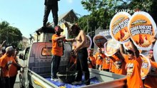 Harga Telur Anjlok, Peternak Ayam Gelar Aksi Mandi Telur dan Bagi Ayam Hidup di Solo | SAPA MALAM