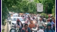 CM के काफिले से पहले सड़कें बंद, VIP कल्चर पर फिर छिड़ी बहस  सोशल मीडिया पर एक वीडियो तेजी से वायरल हो रहा है, जिसमें दावा किया जा रहा है कि ग्वालियर में मुख्यमंत्री के काफिले के गुजरने से पहले पुलिस ने सड़कों पर यातायात रोक दिया। वीडियो सामने आने के बाद