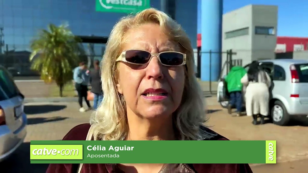 Clientes aguardam por horas e loja permanece fe...