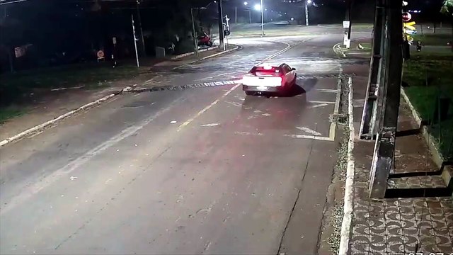 Câmeras flagram caminhonete atingida por trem em Jandaia do Sul; motorista fica ferido