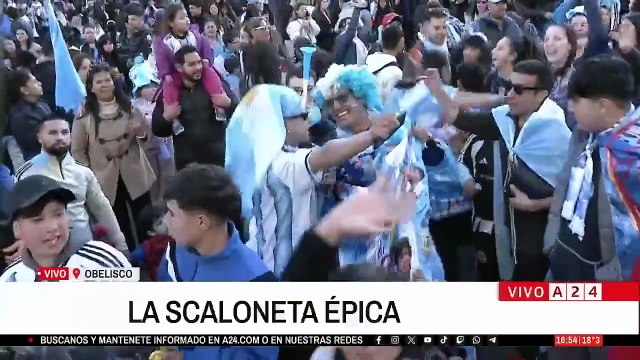 Festejos multitudinarios en el Obelisco por el triunfo de la selección