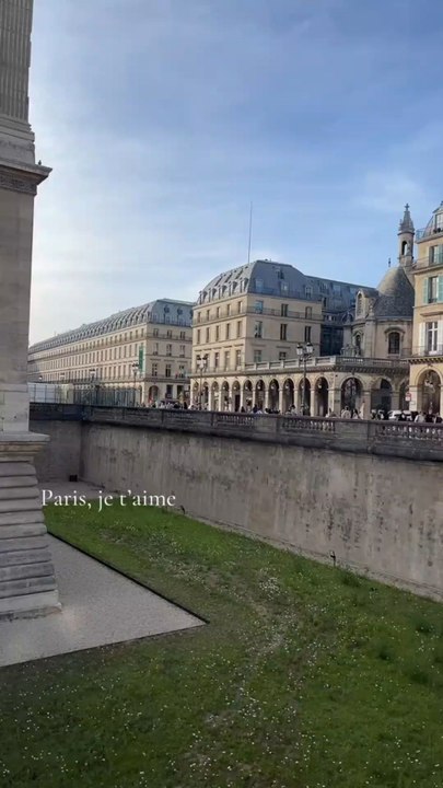 Vue prise de l'arrière du Louvre