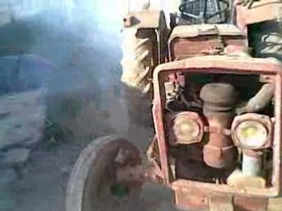 tracteur qui fume beaucoup