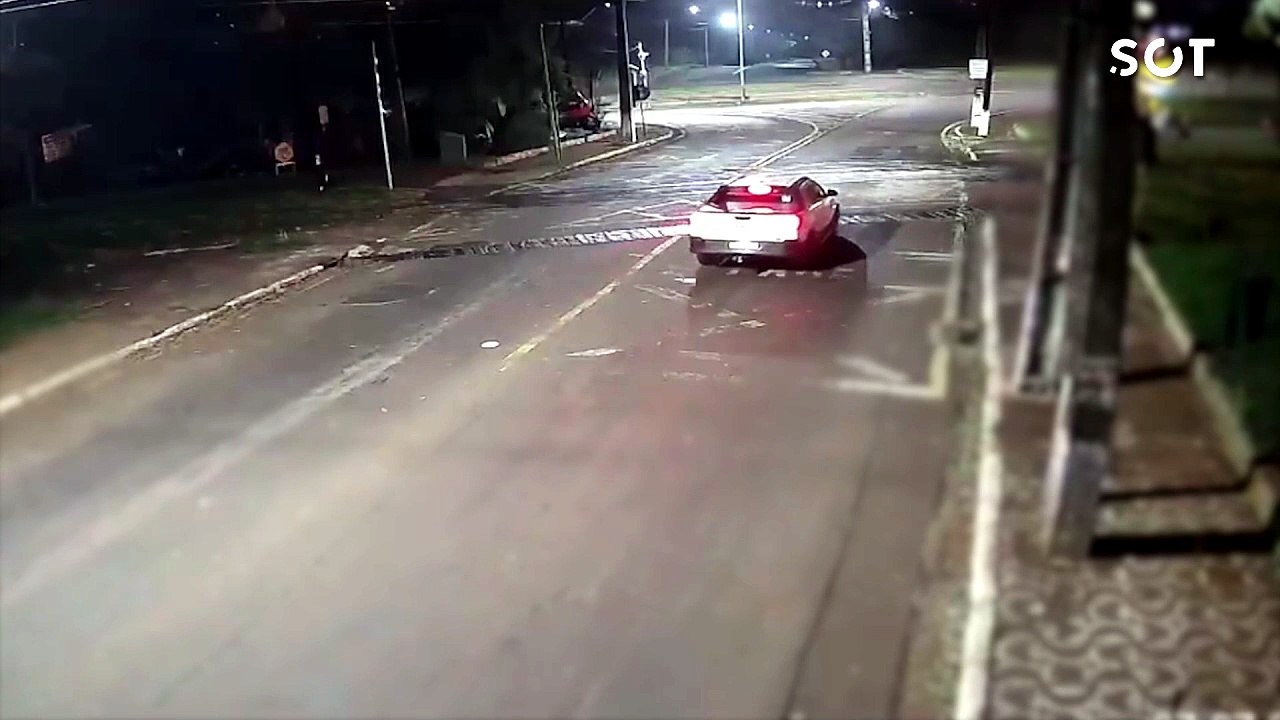 Câmeras registram caminhonete sendo arrastada por trem em cruzamento ferroviário de Jandaia do Sul