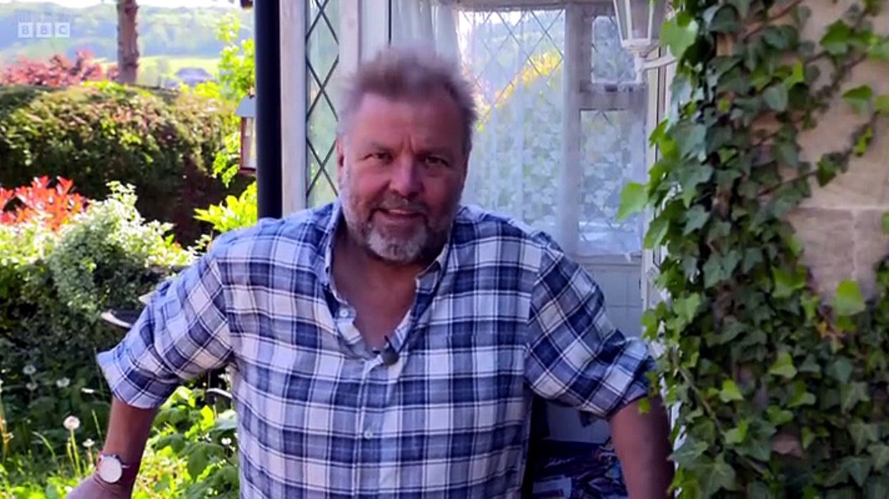 Homes Under the Hammer - S29 E17 - Living in a Box!