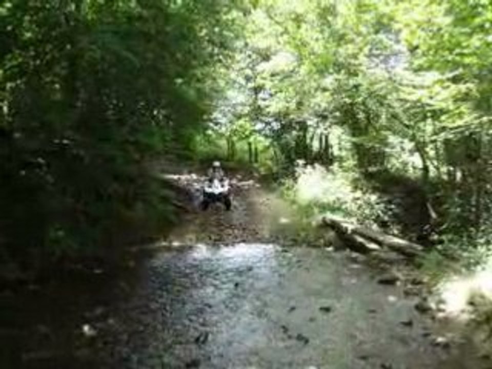 Quad dans la rivière