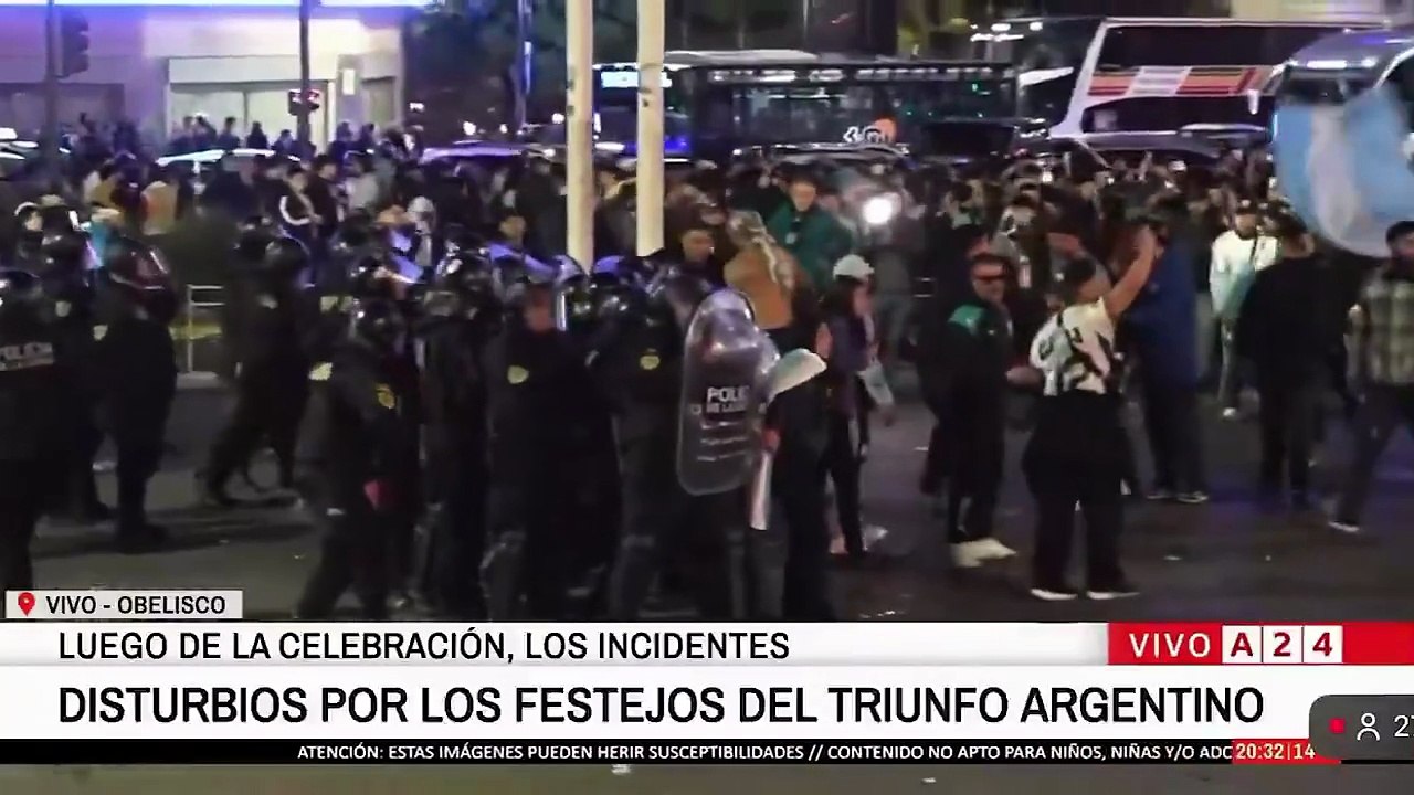 La represión a los hinchas argentinos comenzó por la reacción al desalojo de los vendedores ambulantes del Obelisco