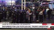 La represión a los hinchas argentinos comenzó por la reacción al desalojo de los vendedores ambulantes del Obelisco