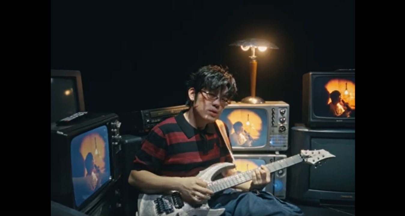 8bite-夏燼『兩顆心臟撲通撲通可我說不清This feelingYou can't hide in your mind』#8bite #夏燼【動態歌詞/Lyrics Video】