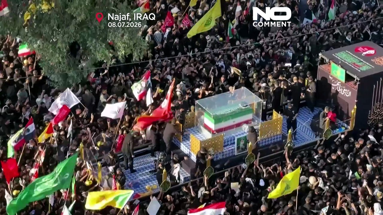 نعش علي خامنئي يمر بين آلاف المعزين في مدينة النجف العراقية المقدسة