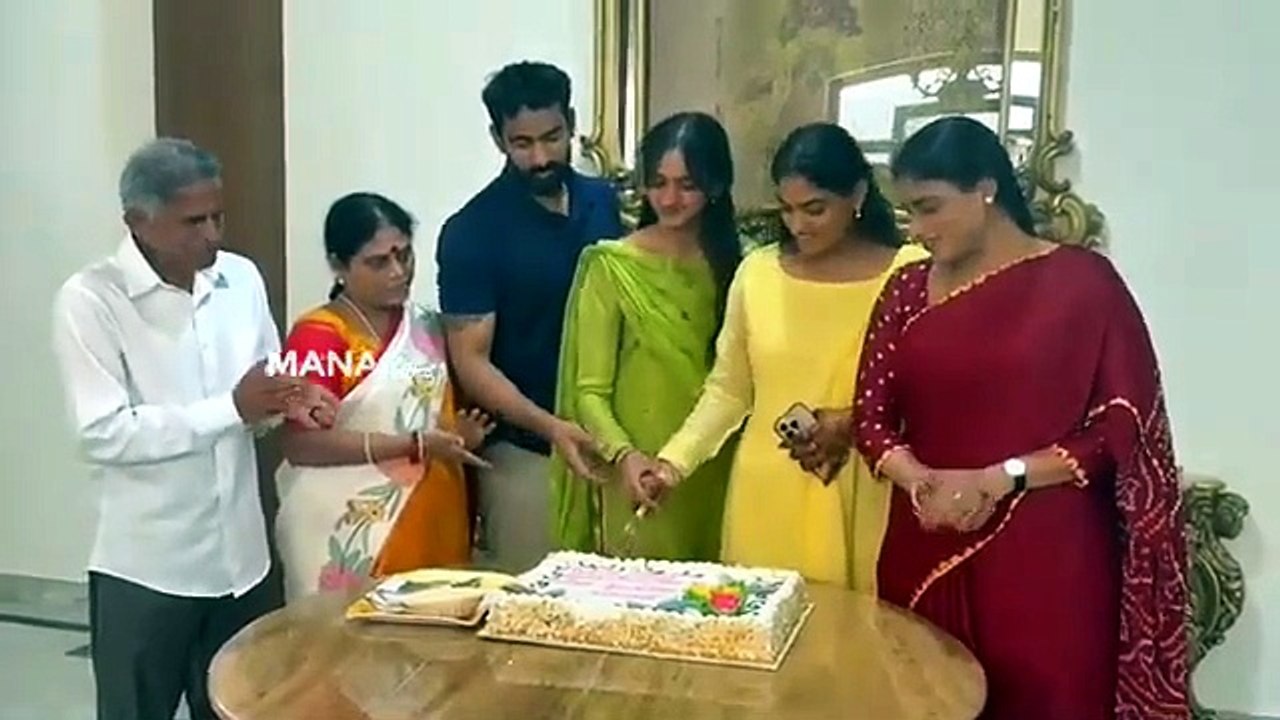 YS Sharmila Celebrates YS Rajasekhara Reddy Birthday with Family