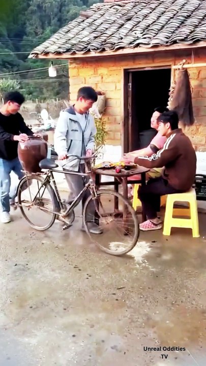 Two Men Balance a Pot on a Bicycle… But What Happens Next Will Shock You! 😱🚲