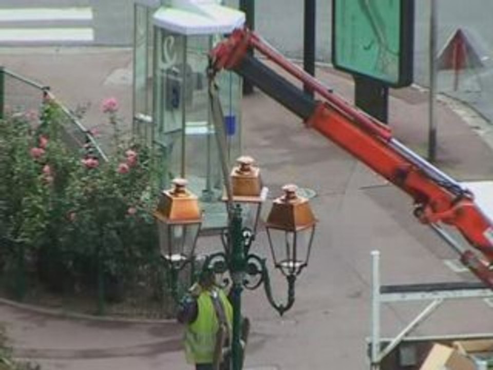OUT OF THE WINDOW _ EXTRAIT LAMPADAIRE