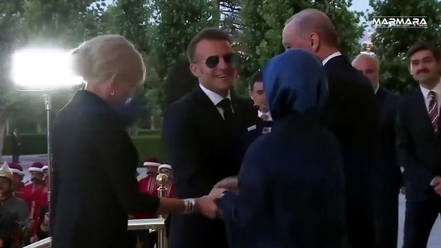 Fransa Cumhurbaşkanı Macron, Emine Erdoğan'ın Elini Öpmeye Çalıştı!
