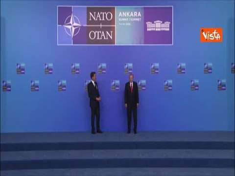 Erdogan con mano sul cuore, il saluto affettuoso per la premier Meloni al vertice Nato di Ankara