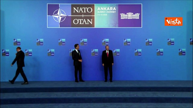 Erdogan con mano sul cuore, il saluto affettuoso per la premier Meloni al vertice Nato di Ankara