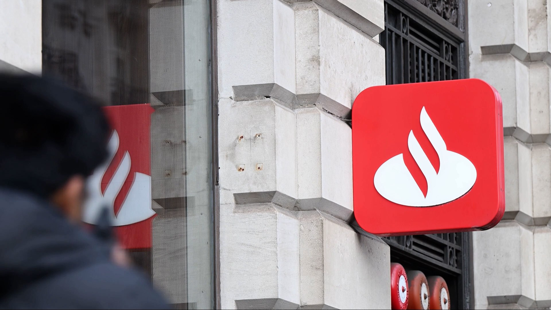 Santander despide a su principal banquero en China y aborda la reestructuración de su negocio en Asia