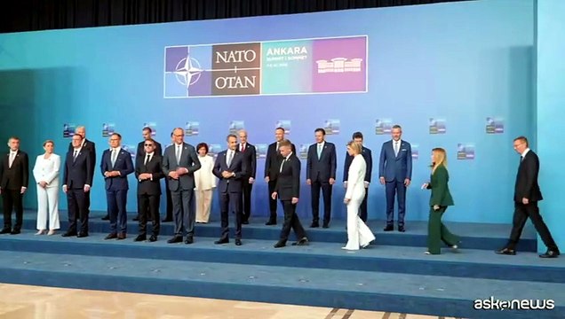 Vertice Nato, la foto di famiglia dei leader: Meloni dietro a Sanchez