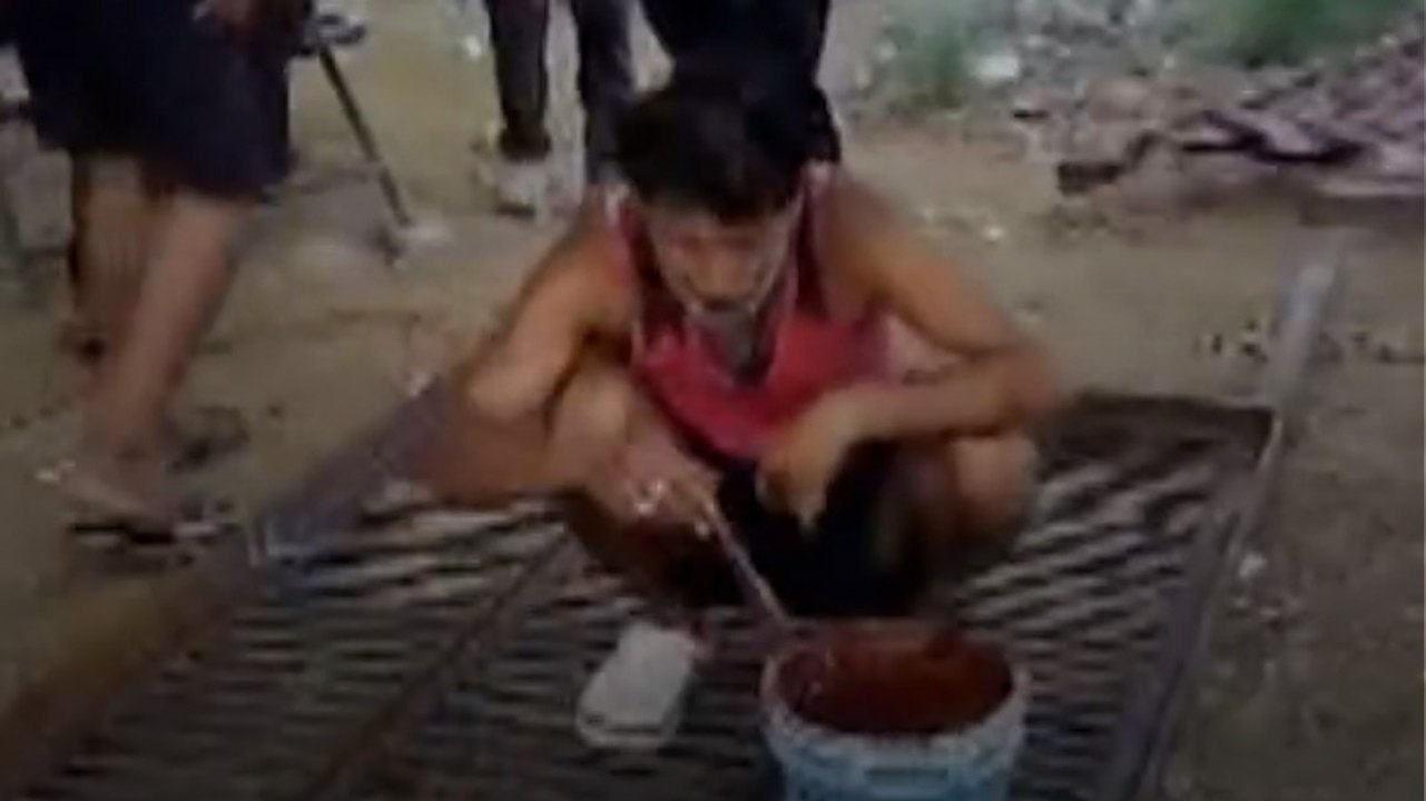न अधिकारी सुने, न नेता... गांव वालों ने खुद बनाया 32 फीट लंबा लोहे का पुल