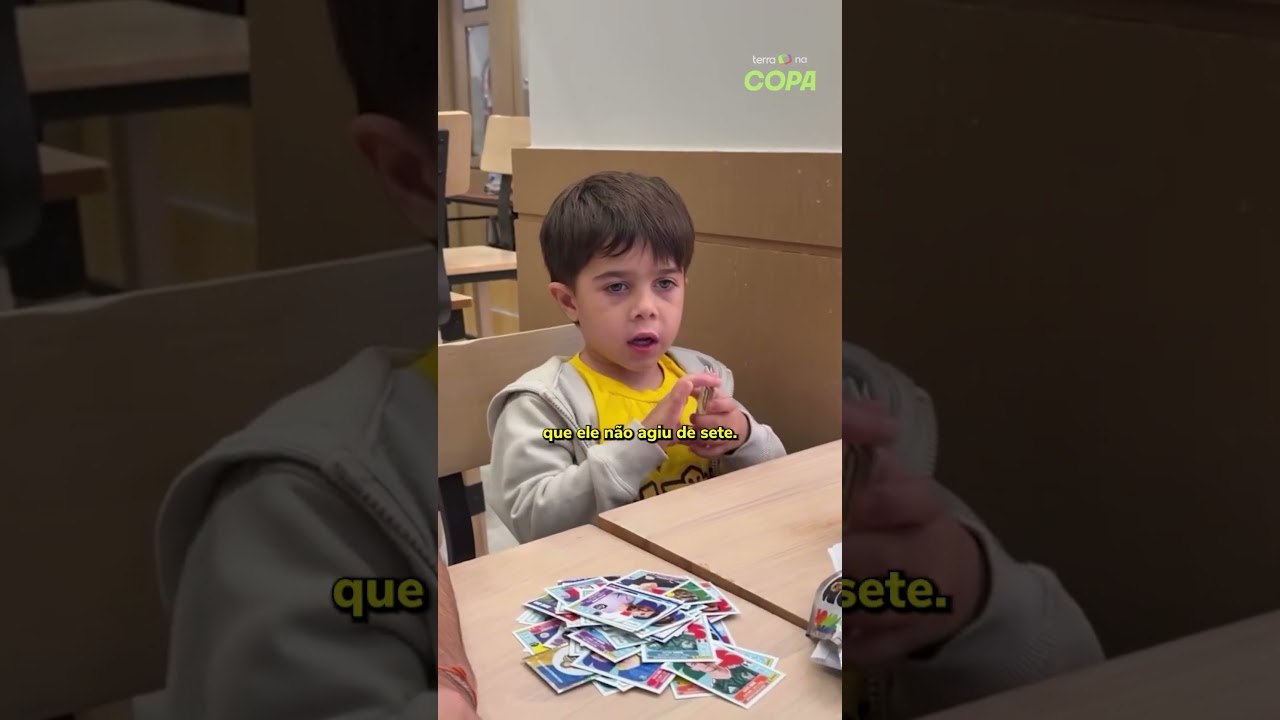 Menino tira figurinha de Haaland após eliminação do Brasil e brinca: 'Vou jogar fora' #shorts