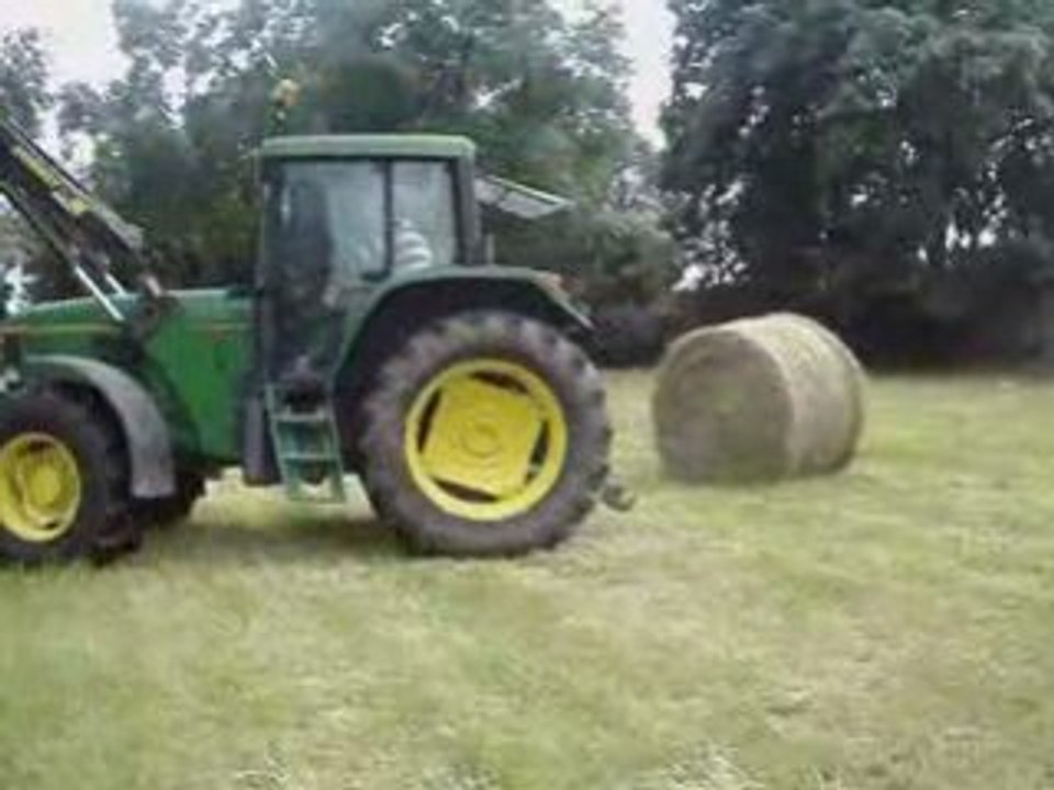 Rentrage du foin avec John Deere 6600