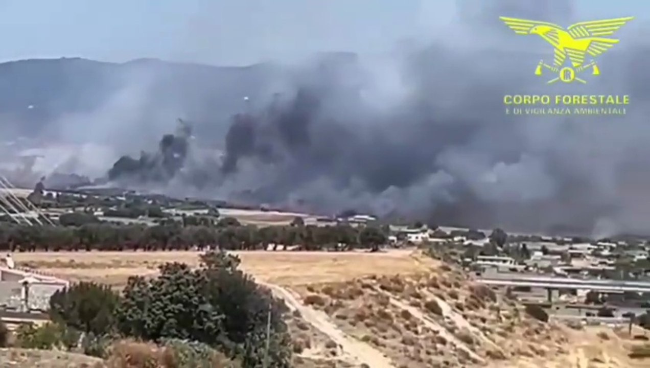 Vasto rogo vicino alle case a Selargius, in azione Canadair, Super Puma ed elicotteri militari
