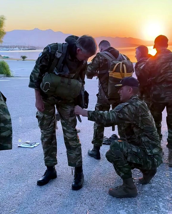 Η ανάρτηση του Κώστα Μπακογιάννη από την επανεκπαίδευσή του ως έφεδρος αλεξιπτωτιστής