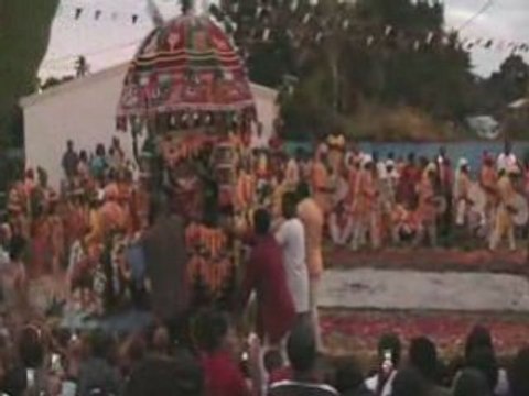 Marche sur le feu à St Paul le 29 juin 2008.