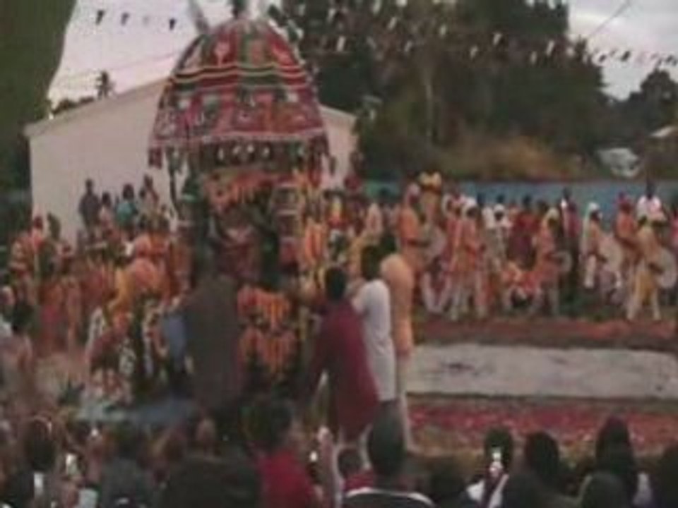 Marche sur le feu à St Paul le 29 juin 2008.