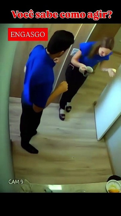 Homem vira colega de cabeça para baixo durante engasgo