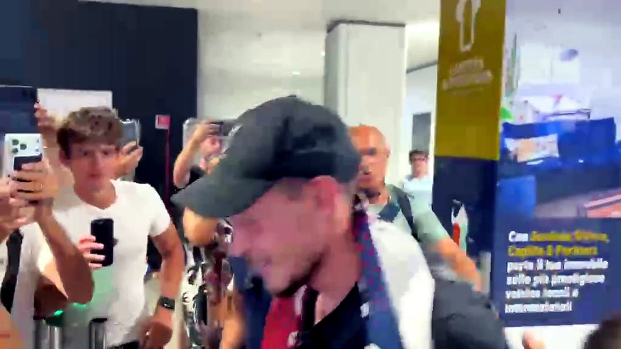 Cagliari, Andrea Belotti arriva a Elmas accolto dai tifosi