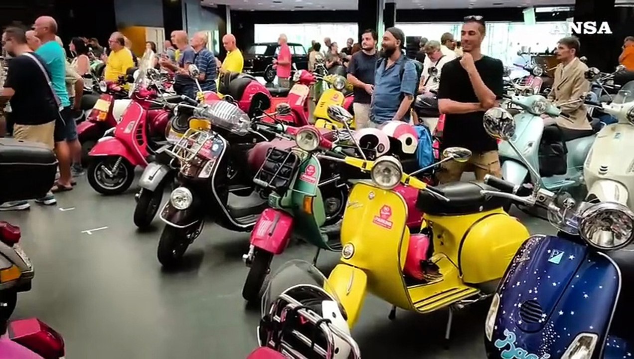 Vespa, 80 anni e non sentirli. A Torino il grande raduno di appassionati e collezionisti