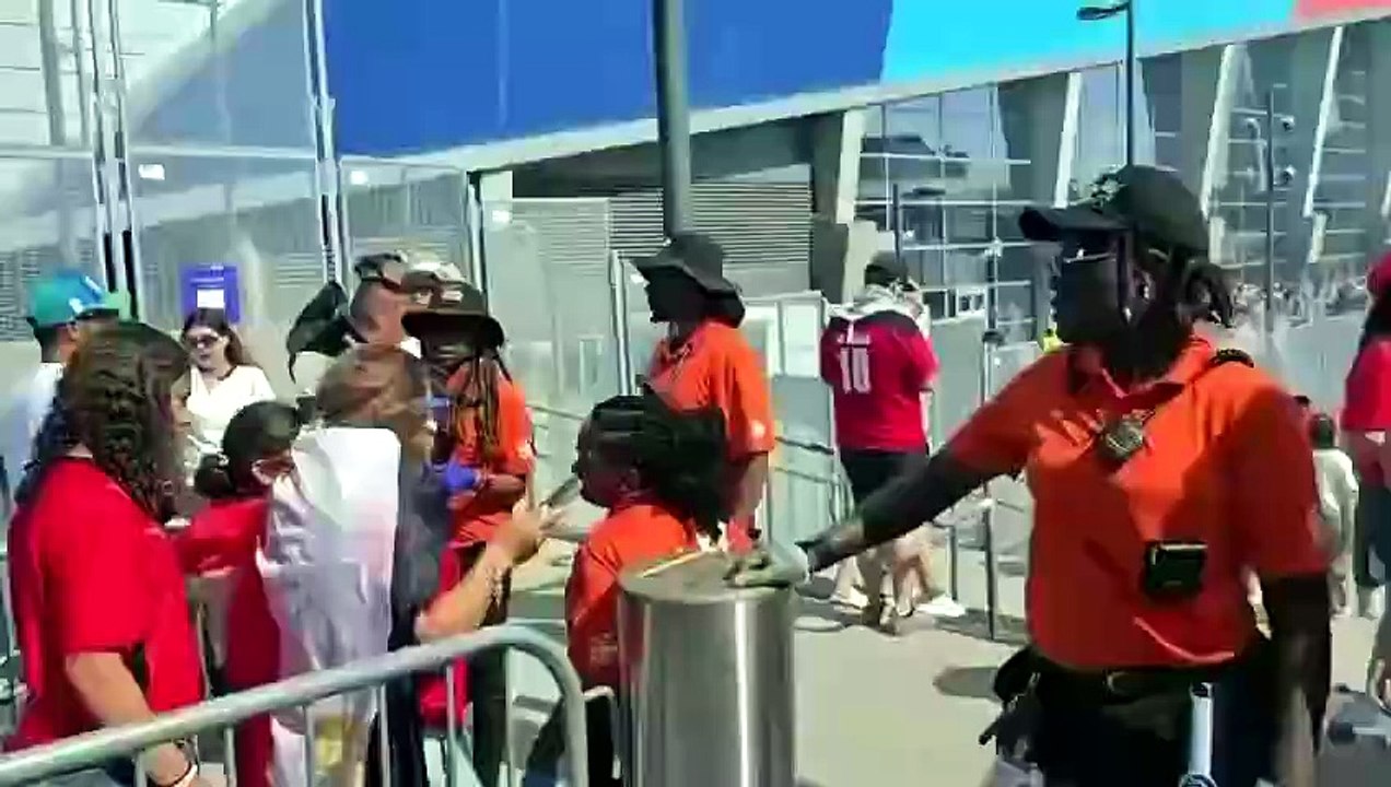 Man recorded the moment a stadium official confirmed that they only pat down and search Egyptians but not Argentines before entering the stadium yesterday 💔💔