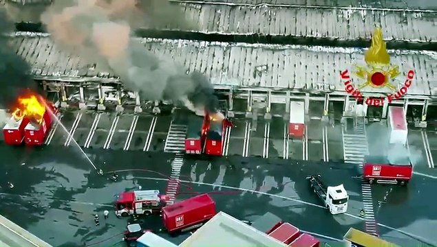 Incendio al deposito Bartolini, la nube nera avvolge Milano - Video