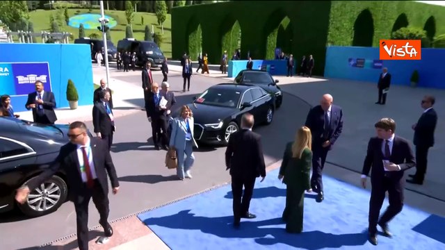 Meloni arriva a vertice Nato di Ankara con Tajani e Crosetto. La premier ha scelto un completo verde