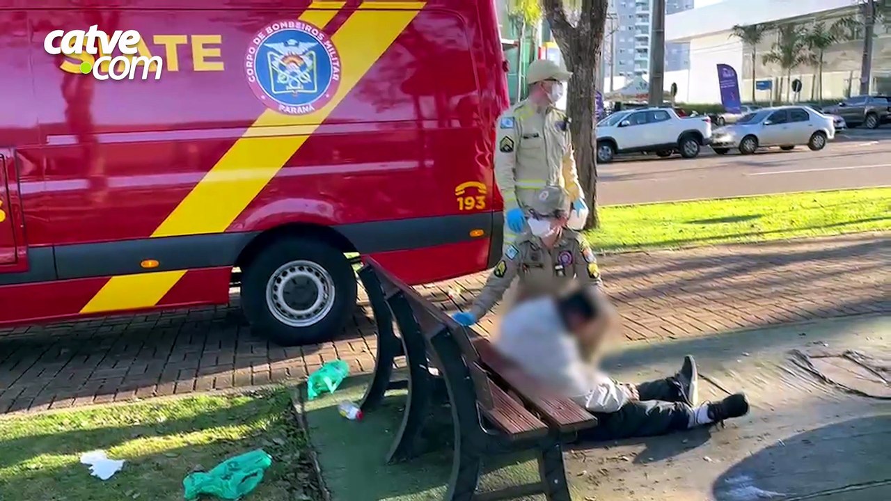 Homem é agredido por companheiros de bebida na Avenida Brasil, em Cascavel