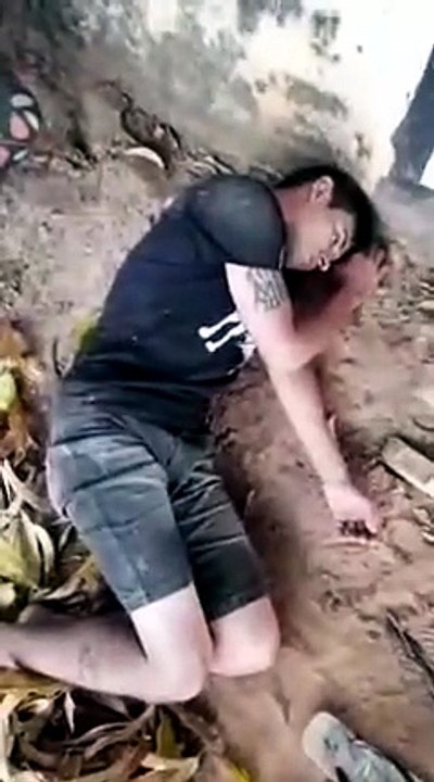 Tirando um cochilo no cemitério